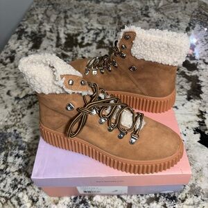 Lisa Vicky Tireless-V Lace-Up Ankle Boots